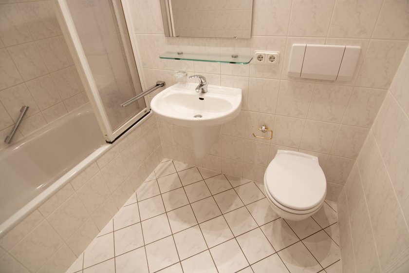 Gefliestes Wannenbadezimmer