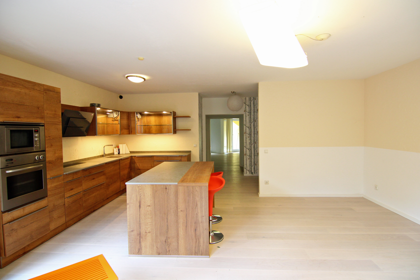 Zimmer mit offener Küche