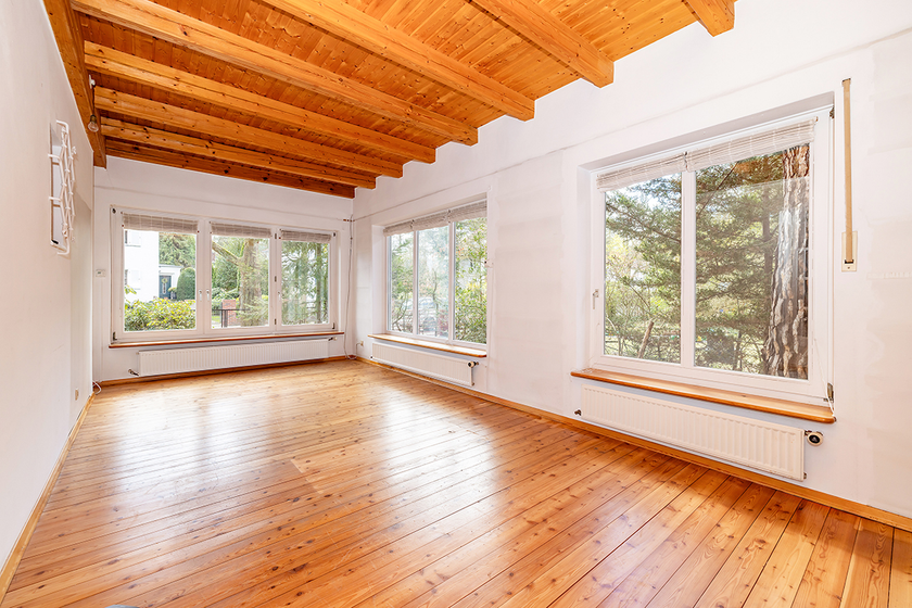 Lichtdurchflutetes Wohnzimmer