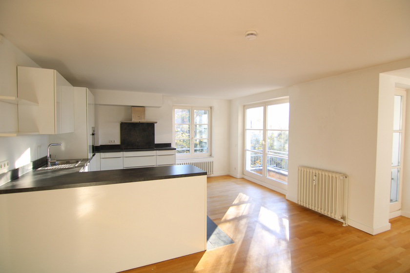 Wohnzimmer mit offener Küche