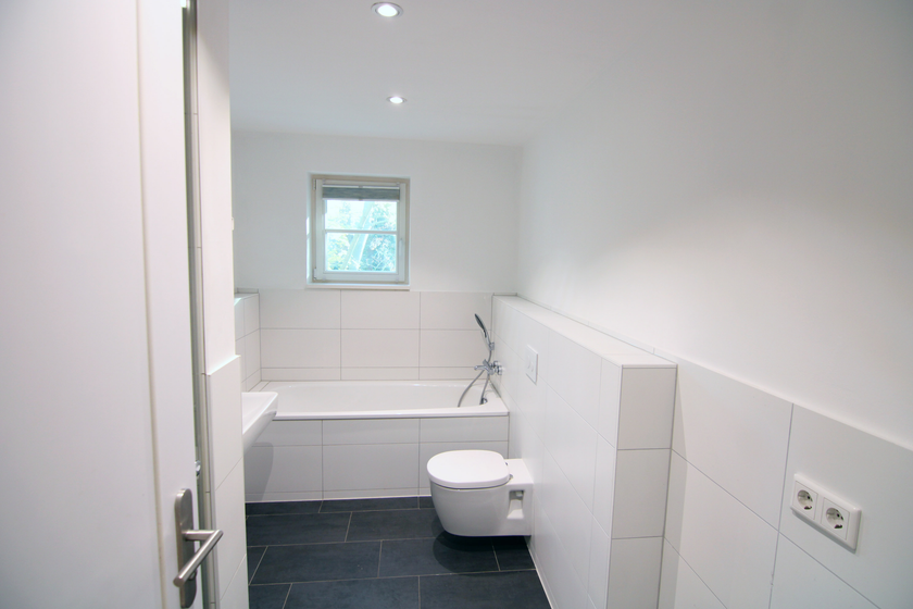 Bad mit Wanne + Dusche