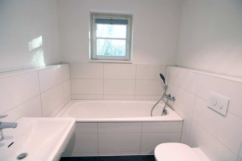 Bad mit Wanne + Dusche