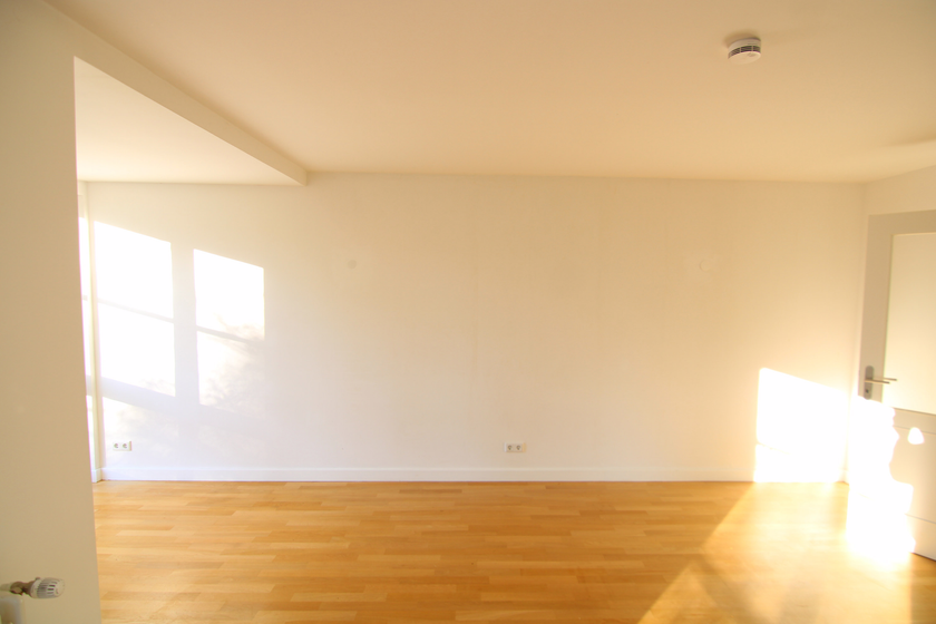 Wohnzimmer mit offener Küche