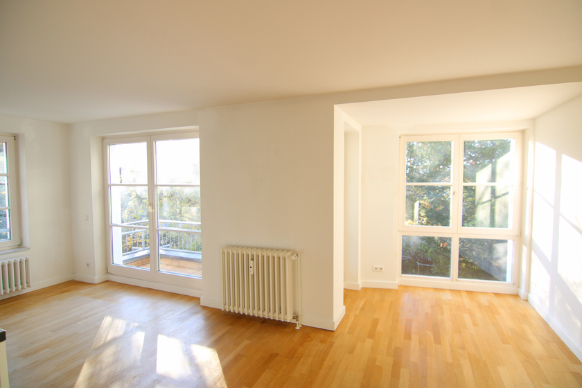 Wohnzimmer mit offener Küche