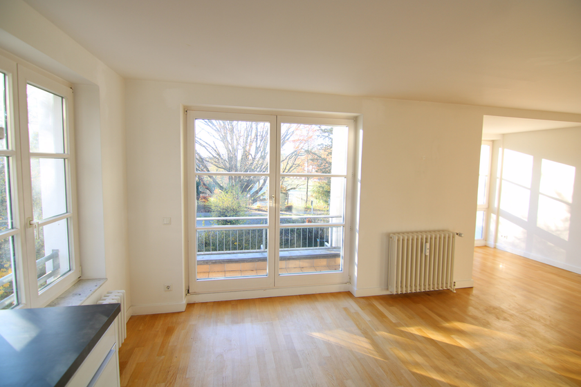 Wohnzimmer mit offener Küche