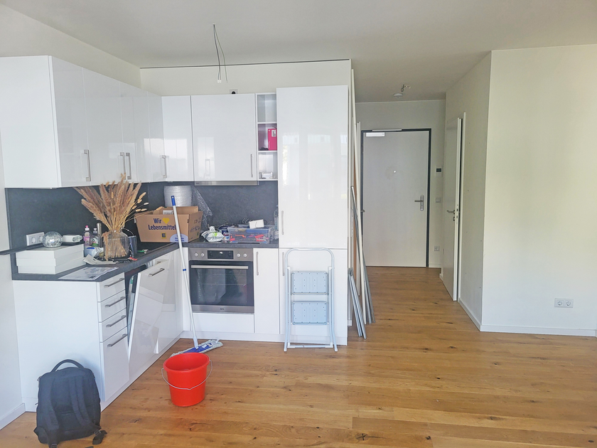 Wohnzimmer mit offener Küche