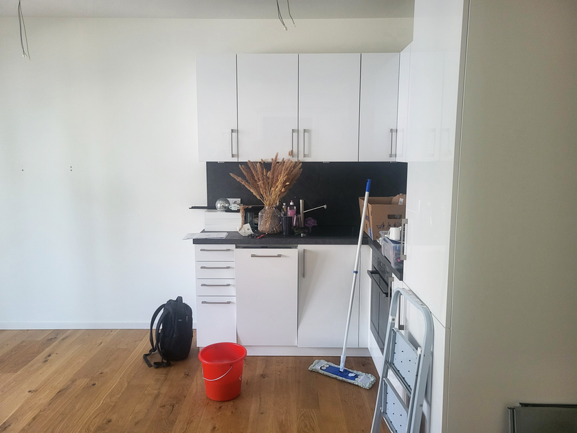 Wohnzimmer mit offener Küche