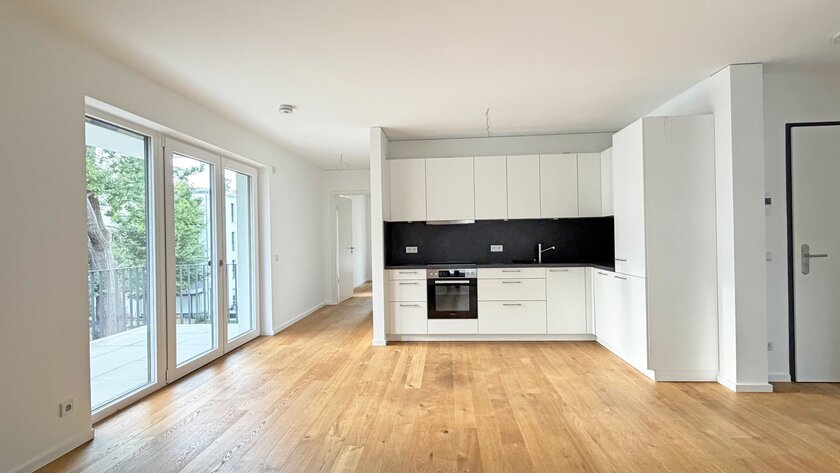 Großes Wohnzimmer mit EBK