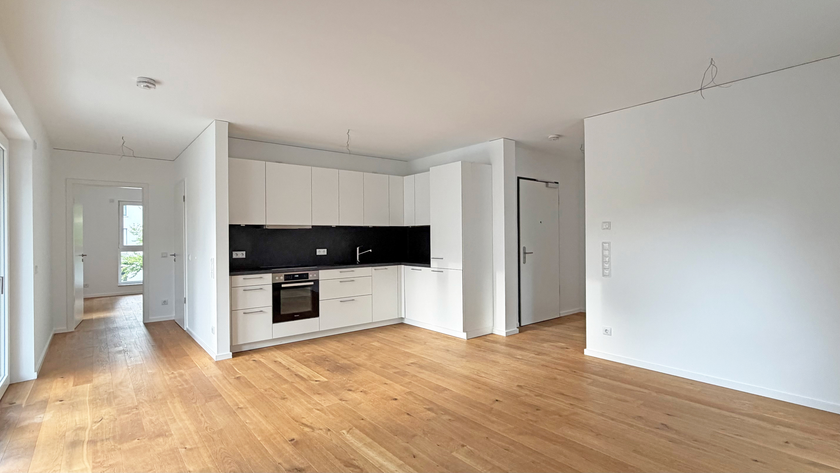 Großes Wohnzimmer mit EBK