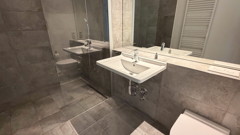 Elegantes Bad m. großer Dusche
