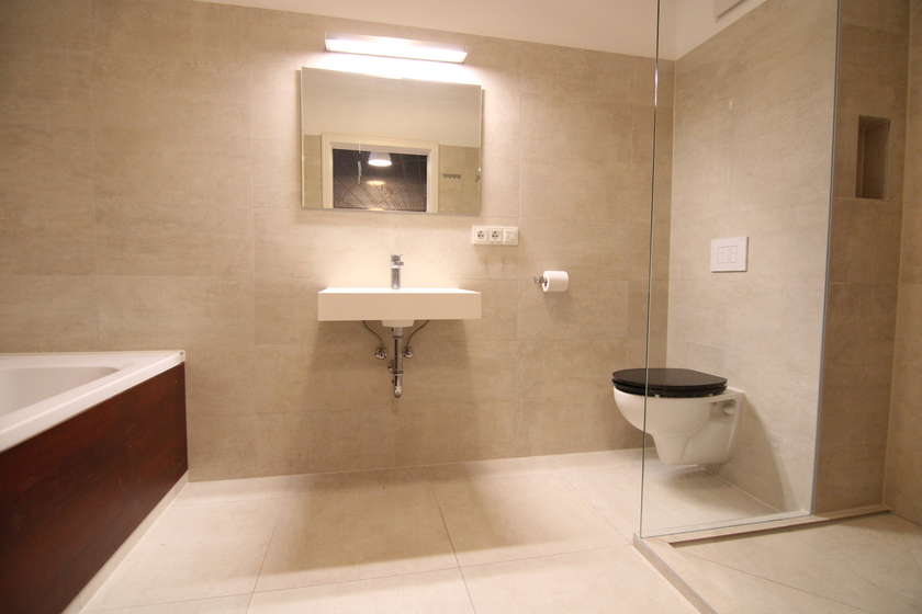 Bad mit Wanne + Dusche