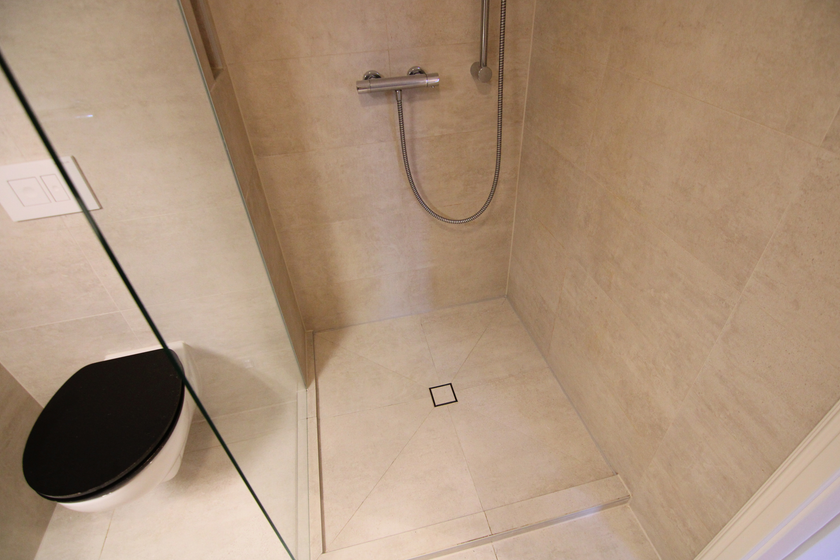 Bad mit Wanne + Dusche