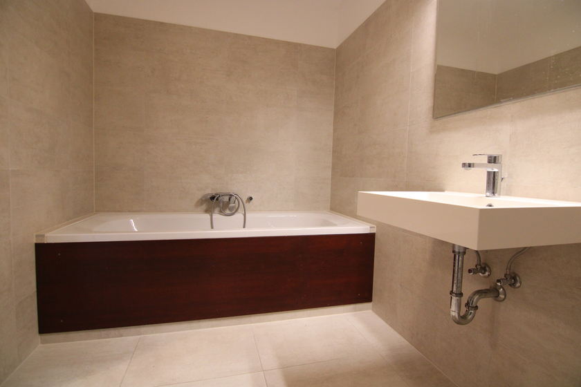 Bad mit Wanne + Dusche