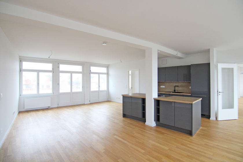 Wohnzimmer mit offener Küche