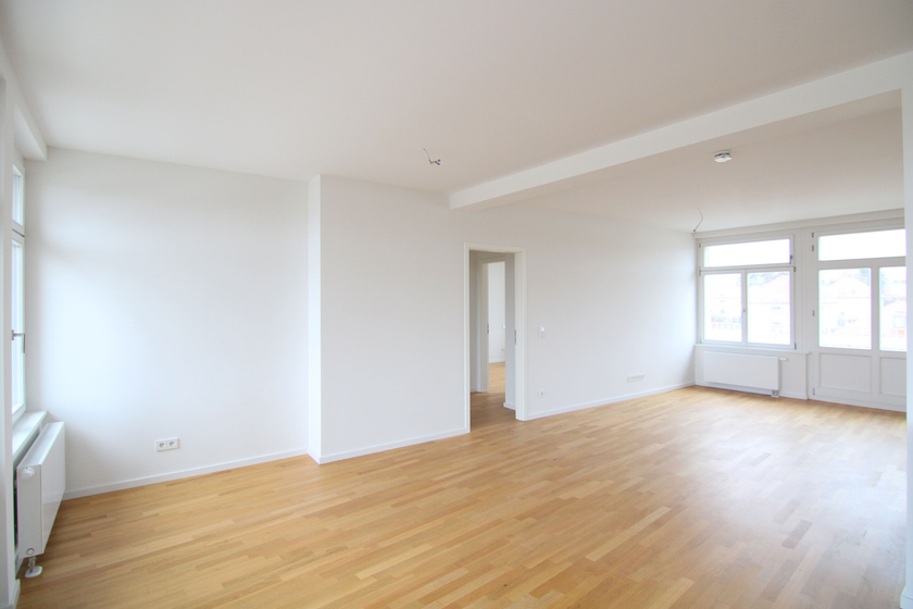 Wohnzimmer mit offener Küche